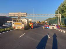 Auto gelanceerd na inhalen vrachtwagen, A20 richting Hoek van Holland dicht 