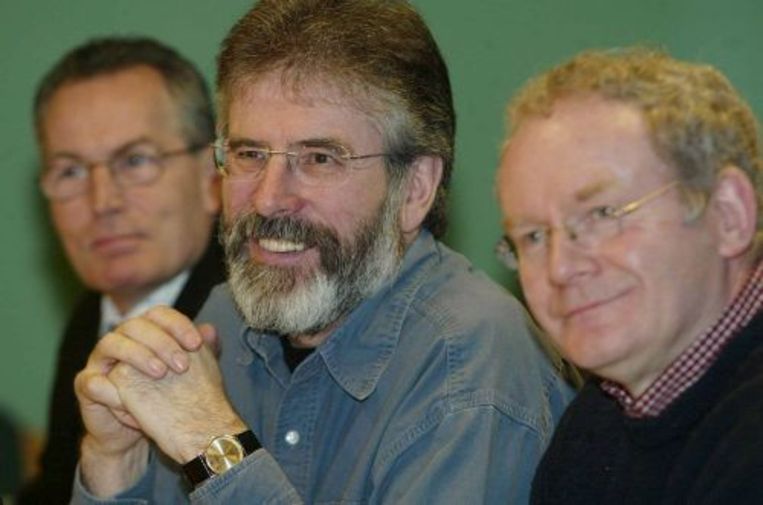 De Sinn Féin-kopstukken Gerry Adams (midden) en Gerry Kelly (links) tijdens een persconferentie in Belfast, Noord-Ierland. ANP Beeld 