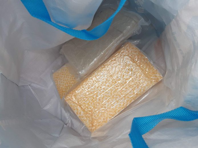 In een bigshopper die door een man uit Lelystad uit een auto werd gegooid trof de poltiie drie kilo aan verdovende middelen aan.