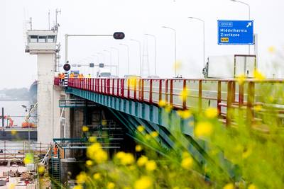 Brabants Mobiliteitsnetwerk en Moerdijk zetten pendeldienst in tussen Hollandsch Diep en havenbedrij