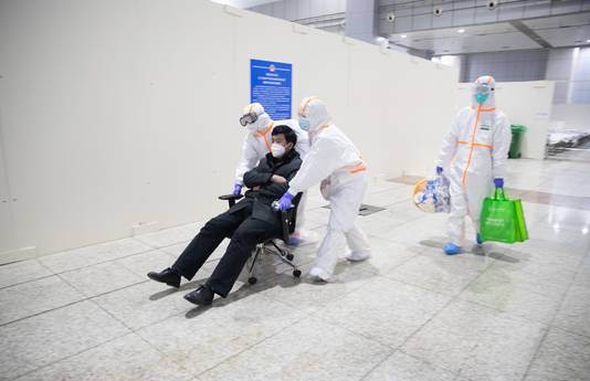 Een geïnfecteerde patiënt wordt naar een nieuw ziekenhuis in Wuhan overgebracht. 