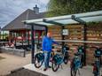 Helmuth van de Belt is erg blij met de fietshub bij zijn snackbar in Belt-Schutsloot.