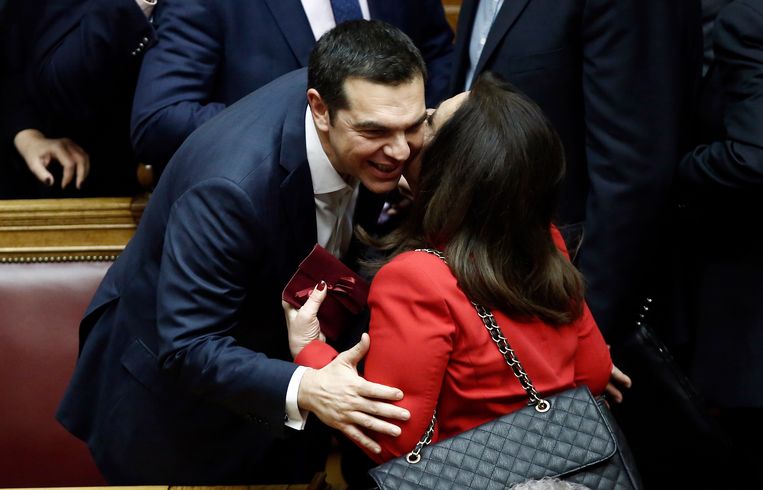 De Grieks premier Alexis Tsipras na het winnen van een vertrouwensstemming in de Vouli te Athene  Beeld EPA