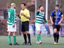 Scheidsrechter voelt zich belazerd en staakt wedstrijd: ‘Die grensrechter heeft me in de maling genomen’