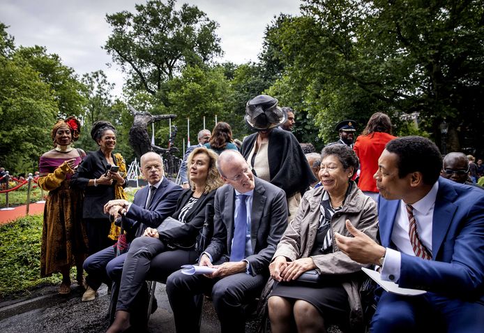 Klaas Knot, president van De Nederlandsche Bank en Franc Weerwind, minister voor Rechtsbescherming bij het Nationaal Monument Slavernijverleden, tijdens de nationale herdenking van het Nederlands slavernijverleden.