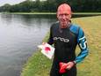 Triatleet Gerrit Jan Soetman (61) werd donderdagmiddag gegrepen door een zwaan in Het Rutbeek. Hij kwam met een hoofdwond nog goed vanaf.