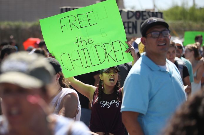 Demonstranten voor het detentiecentrum in El Paso in Texas, waar kinderen worden vastgehouden.