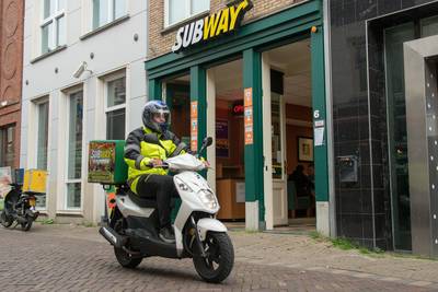 Kijk, daar komt de pizzakoerier op zijn scooter. En wat rijdt hij veilig!