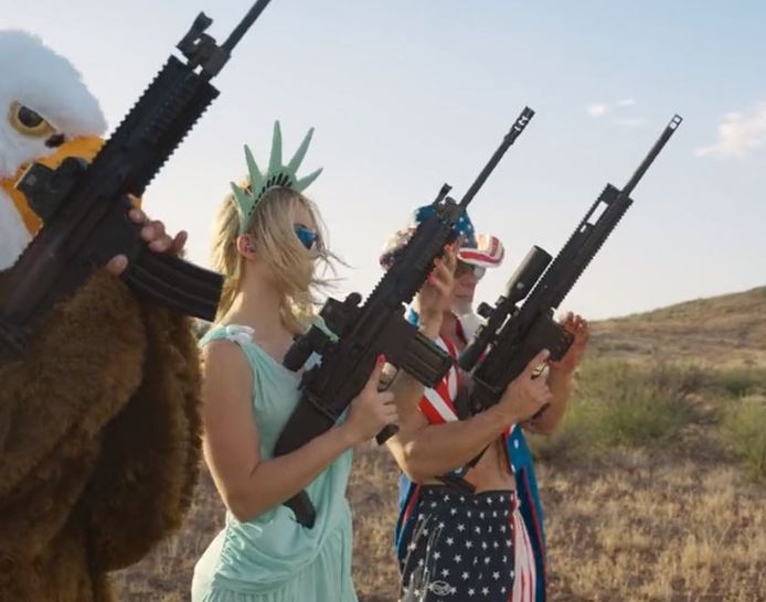 De zeearend, het Vrijheidsbeeld en Uncle Sam: de drie Amerikaanse symbolen waren gewapend in het filmpje.
