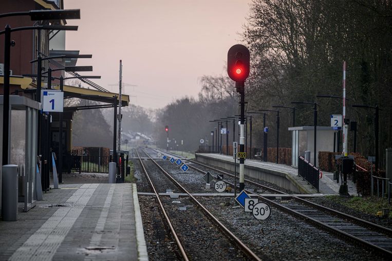 La stazione di Goor è vuota durante lo sciopero dei trasporti regionali.  Immagine Emiel Muijderman/ANP