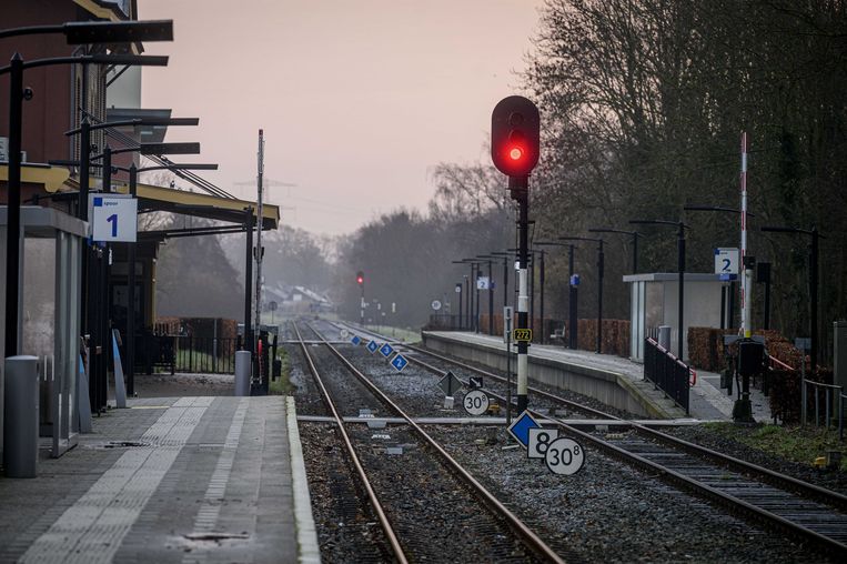 La stazione di Goor è vuota durante lo sciopero dei trasporti regionali.  Immagine Emiel Muijderman/ANP