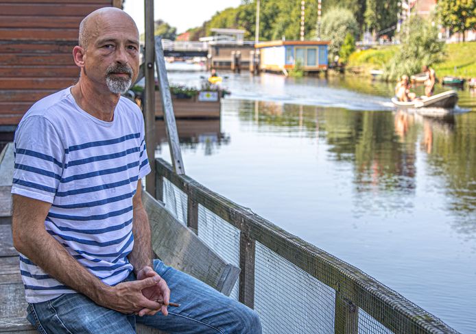 Woonbootbewoner André den Hamer ziet liever alleen nog maar elektrische bootjes in de Zwolse binnenwateren.