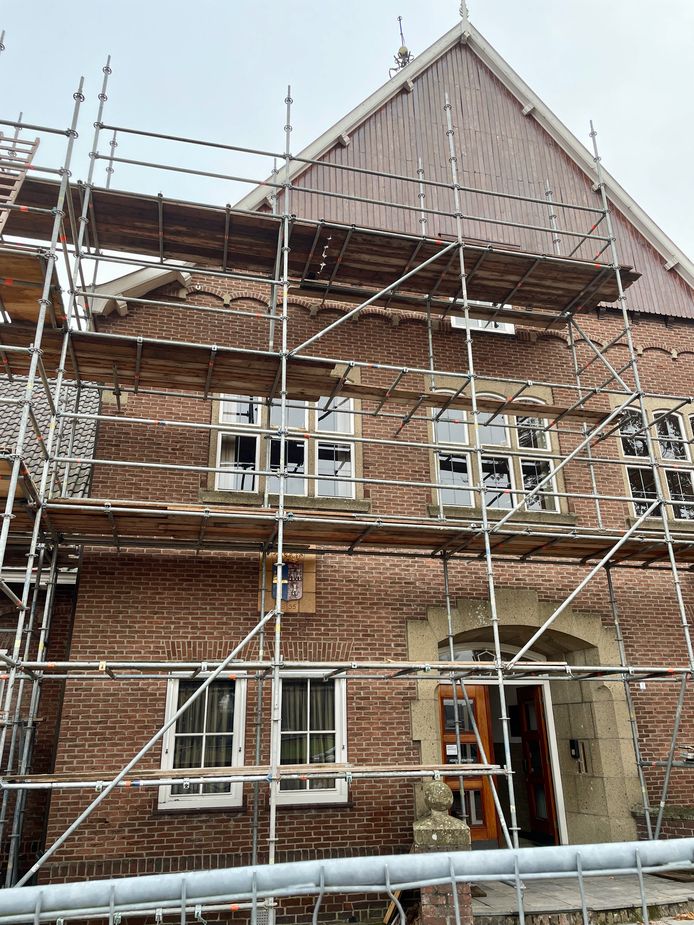 De ververbouw begint met de realisatie van vier appartementen op de eerste en tweede verdieping van het vroegere gemeentehuis in Weerselo.