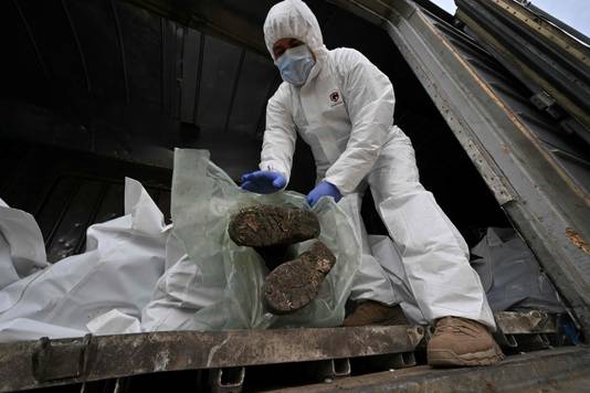 Oekraïense forensische experten bestuden de lichamen van omgekomen Russische soldaten in een koelwagon. (11/05/22)