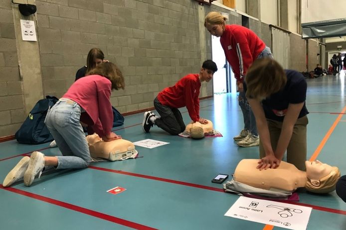 De leerlingen van Stella Matutinacollege in Lede leerden tijdens de projectdag 'Heart Times' reanimeren.