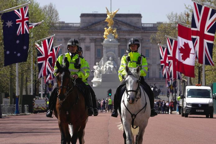 Politieagenten patrouilleren bij Buckingham Palace. Zaterdag vindt de kroning van koning Charles plaats.