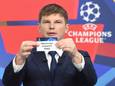 Andrey Arshavin trekt Manchester United uit de koker.