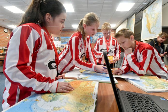 Basisschoolleerlingen van de Widerode buigen zich over een aardrijkskundig vraagstuk tijdens de GEObattle.