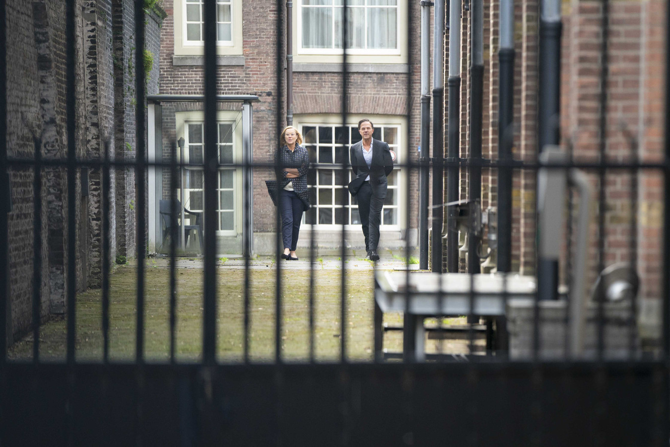 Demissionair premier Mark Rutte in gesprek met Sigrid Kaag in de tuin van het logement tijdens gesprekken over de kabinetsformatie.