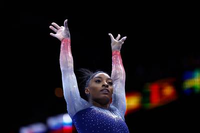 “Mijn twintigste wereldtitel: zot, hé”: Simone Biles leidt VS naar zevende wereldtitel op rij op WK artistieke gymnastiek in Antwerpen