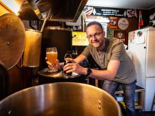 Gepassioneerde bierbrouwer Teun uit Rossum geniet van een biertje waarbij alles klopt