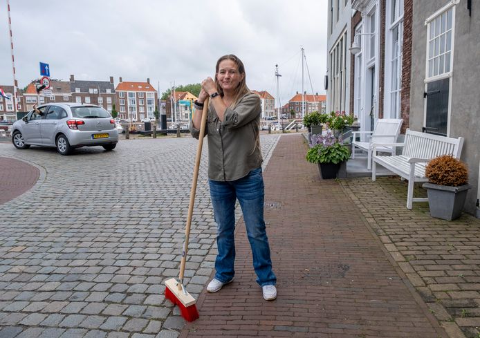 Anja van der Linde op de Kinderdijk foto Dirk-Jan Gjeltema