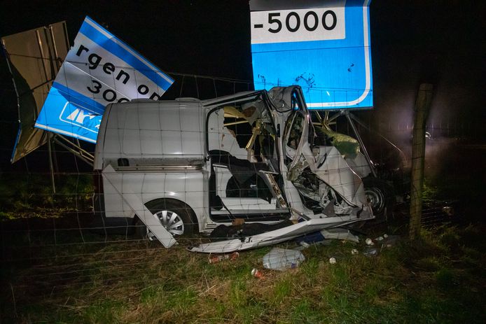 Een automobilist raakte dinsdagnacht gewond bij een botsing met een wegbewijzeringsbord op de A4 bij Halsteren.