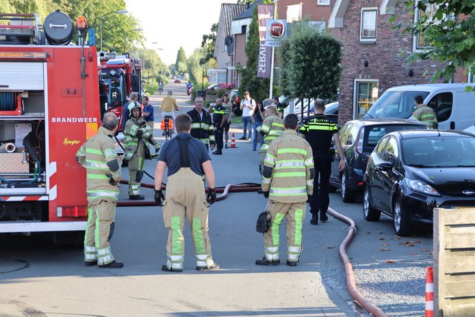 De brandweer zette meteen meerdere bluswagens in om het vuur te bestrijden.