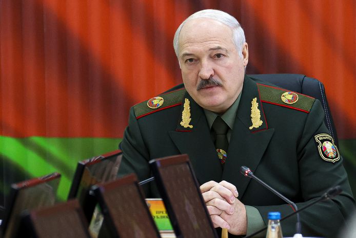 De EU beschuldigt de Wit-Russische president Aleksandr Loekasjenko ervan mensen doelbewust uit crisisregio's naar Minsk over te vliegen en ze dan naar de EU-grenzen door te sturen.