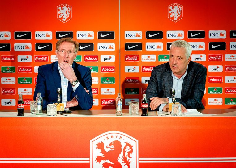 Directeur betaald voetbal Jean Paul Decossaux en technisch directeur Hans van Breukelen tijdens de persconferentie vandaag. Beeld anp
