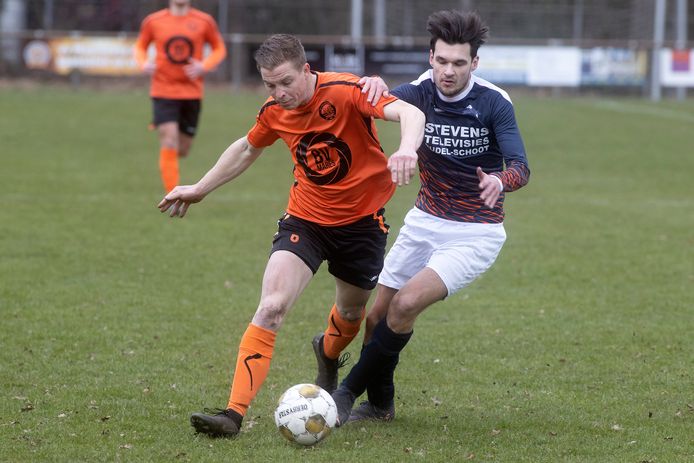 Jordy van Zon (l) van Maarheeze in duel met Stan van Leeuwen van Budel.