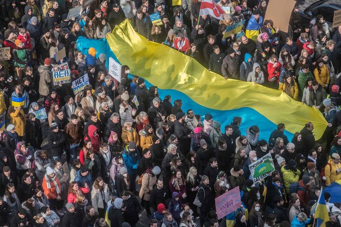 Ook het Venceslasplein in Praag kleurde vandaag geel-blauw voor Oekraïne.