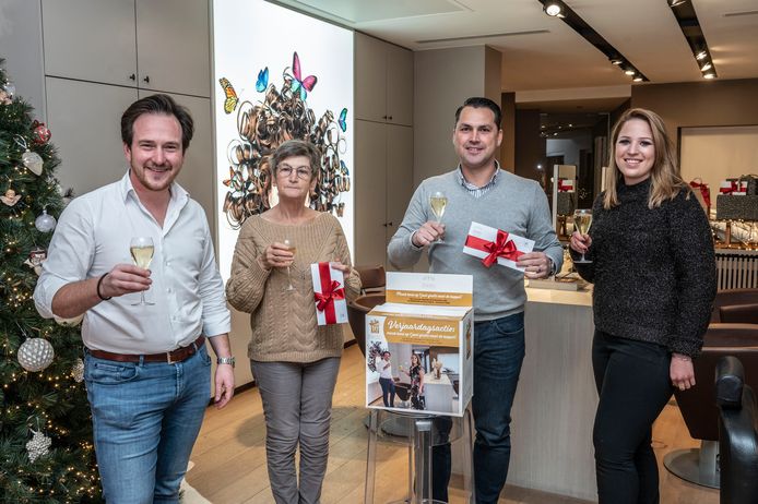 Twee gelukkige klanten mogen een jaar lang gratis naar kapsalon Ziezo. Het gaat om Jasper Neyrinck en Christine Rosseel.