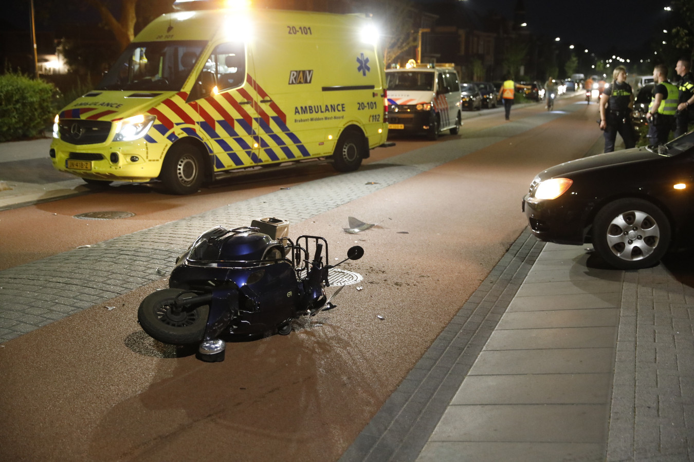 Scooterrijder gewond door botsing met auto in Bergen op Zoom Foto AD.nl