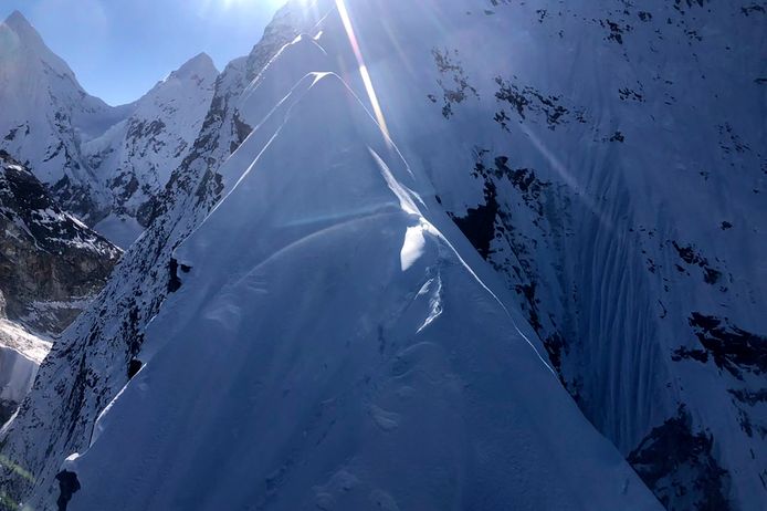 Si dice che gli uomini abbiano incontrato problemi dopo una valanga mentre scalavano la vetta del monte Mingbu Eiger (6.070 metri).