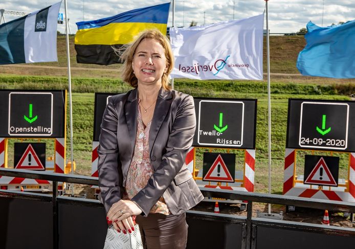 Minister Cora van Nieuwenhuizen opent extra rijstrook A1 Twello-Rijssen.