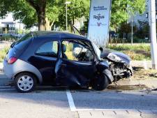 Auto botst hard tegen verkeerspaal in Tiel, bestuurder gewond naar het ziekenhuis