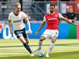 Luuk de Jong won met PSV van AZ: 1-2.