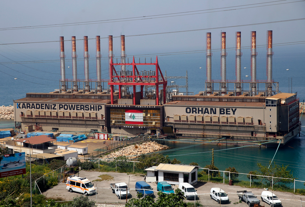 De Orhan Bey, een van de twee drijvende Turkse energiecentrales bij de Libanese hoofdstad Beiroet. Beeld AP
