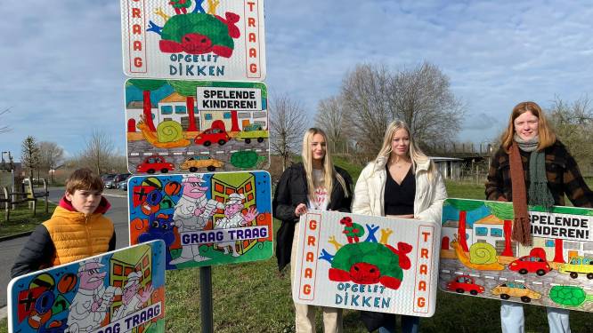 “Opgelet, dikken!”: jongeren roepen automobilisten op trager te rijden met opmerkelijke verkeersborden 