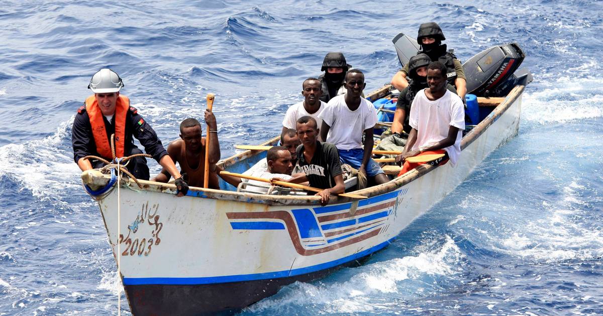 Судно террористами. Пираты Сомали. Современное пиратство. Африка Сомали пираты. Белые сомалийские пираты.