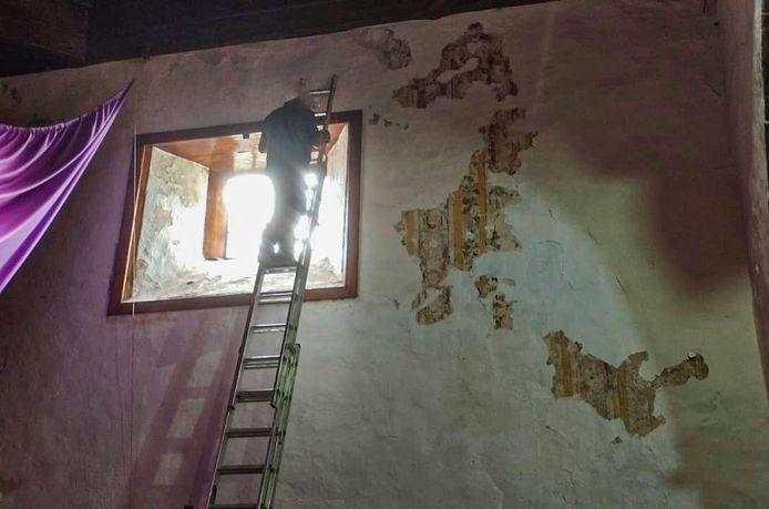 Aannemers aan het werk die de fresco's aan het schilderen zijn.