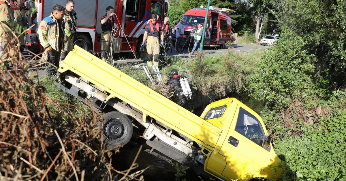 Kleine pickup-truck in sloot langs Achterweteringseweg in Maartensdijk