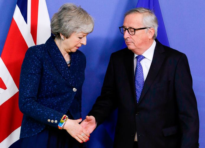 Britse premier Theresa May (linkes) en Europees Commissievoorzitter Jean-Claude Juncker (rechts).