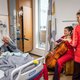 Cellisten van Muziek aan Bed spelen in ziekenhuizen voor de patiënten: ‘Ik ben weer voor even gelukkig’