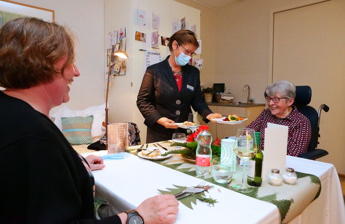 Toch nog een beetje feest: verpleeghuis Tiendwaert in Hardinxveld-Giessendam haalde het kerstdiner gewoon naar de eigen kamer toe. En daar was bewoonster Lenie Smit-Kok maar wat blij mee.