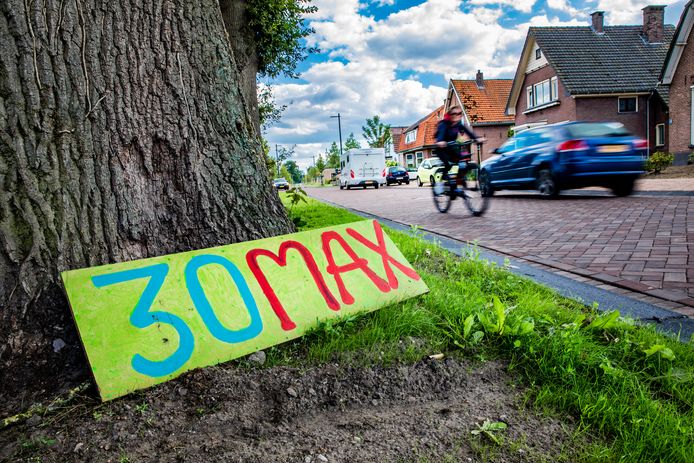 Geknutselde borden langs de Rijksstraatweg in Voorst.