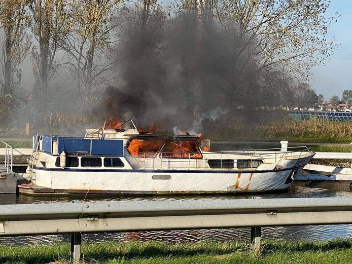 Het pleziervaartuig Hydra brandde zondag volledig uit in de Brugsevaart in Nieuwpoort, langs de Boterdijk.