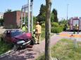 De Ford Escort botste langs de Sint-Jansstraat in Staden frontaal tegen een boom.