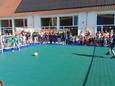 Een penaltycup tussen de ouderraad en leerlingen huldigde het sportterrein in.